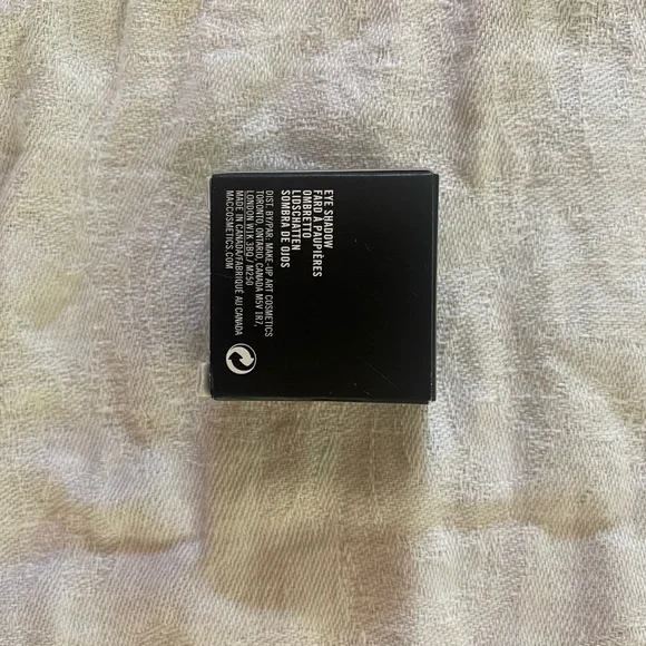 MAC Green Room Satin Eyeshadow - Picture 4 of 7